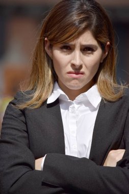 Takım elbise giymiş inatçı yetişkin iş kadını