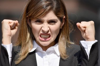 Yetişkin Kolombiyalı iş kadını ve öfke