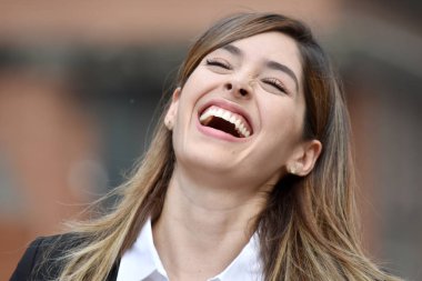 Takım elbise giymiş gülüyor iş kadını