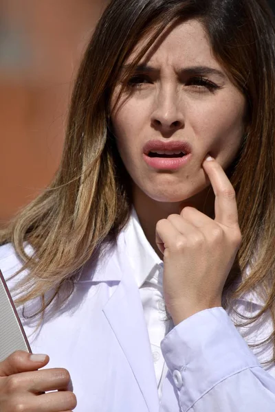 Pano ile diş ağrısı ile şirin Kolombiyalı kadın doktor