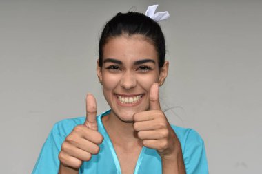 Latina erkek hemşire başparmak yukarıya ile