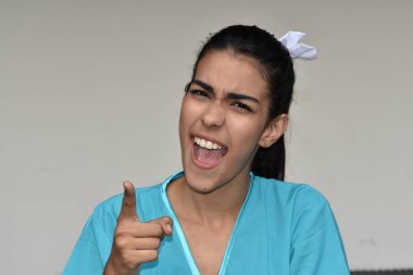 Kızgın genç erkek hemşire