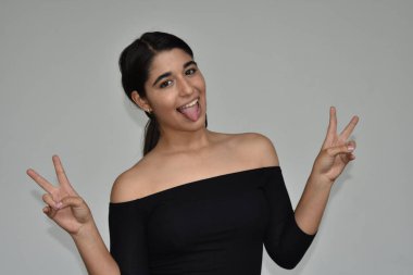 İspanyol kadın ve barış işareti