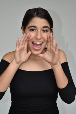 Konuşurken bir Kolombiyalı genç