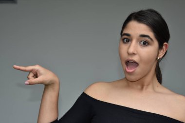 İşaret eden bir genç kız