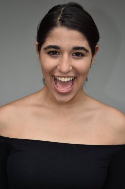 Genç Genç kadın gülüyor