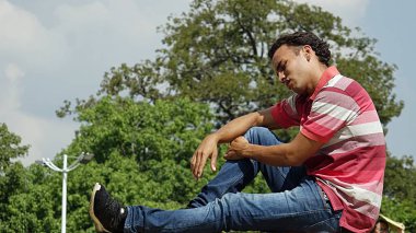 Depresif bir Kolombiyalı erkek