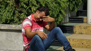 Bir mutsuz Latin erkek