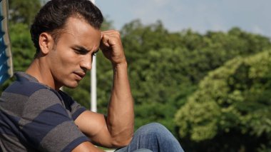 Düşünme genç erkek