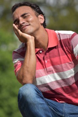 Yakışıklı bir erkek düşünme