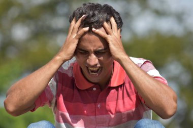 Stresli bir Hispanik erkek