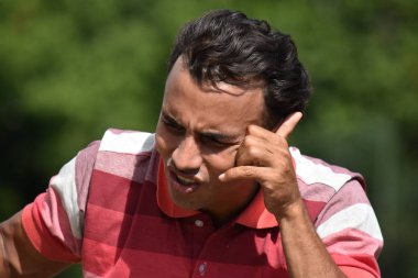 Azınlık erkek kullanarak cep telefonu