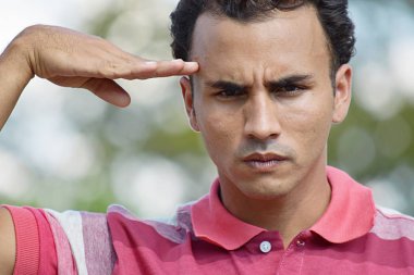 Yakışıklı bir erkek selamlayan