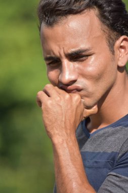 Kolombiyalı erkek ve endişe