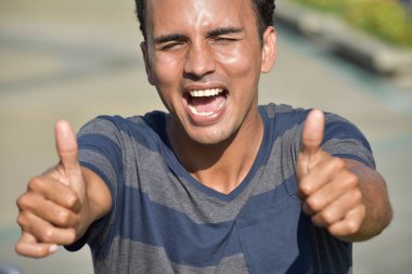 Başparmak yukarıya ile Latin erkek