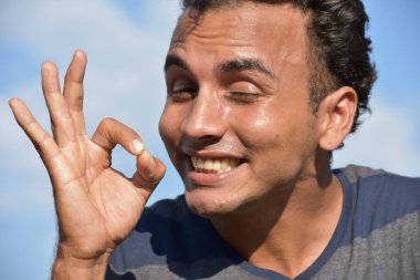 Latin erkek ve Tamam işareti