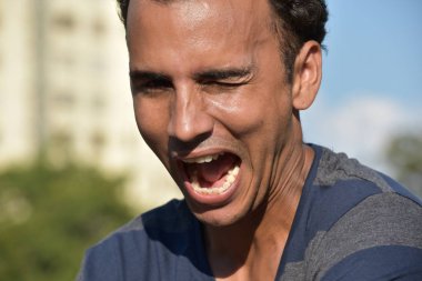 Genç bir erkek göz kırpıyor