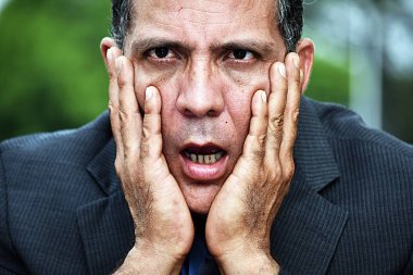 Takım elbise giymiş yakışıklı işadamı şok