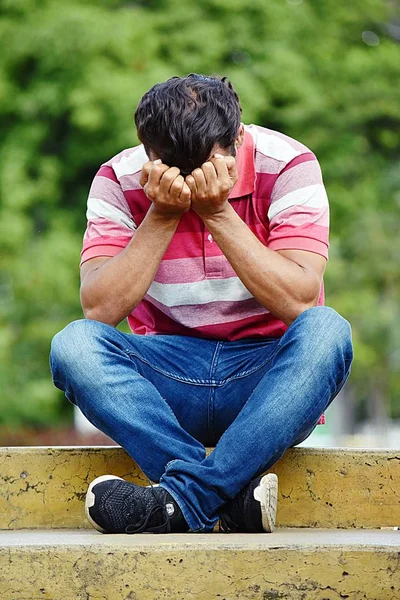 ストレスの多い若いコロンビア男性 — ストック写真
