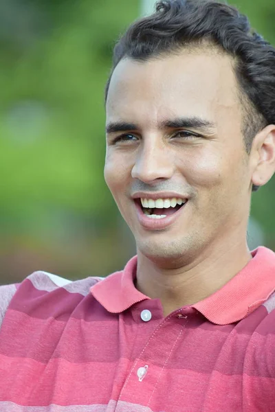 Homem Hispânico Sorrindo — Fotografia de Stock