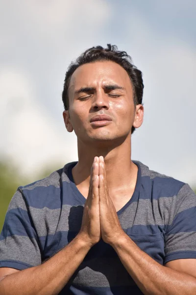 Latino Masculino Meditando — Fotografia de Stock