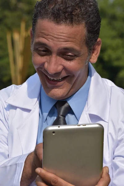 Feliz Hombre Médico Hispano Usando Tableta — Foto de Stock