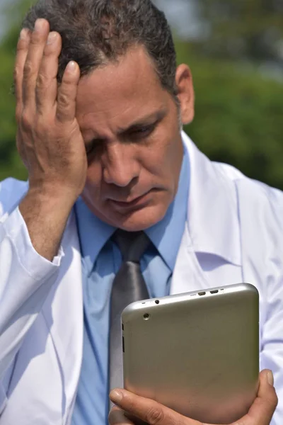 Médico Hispano Masculino Usando Tableta Estrés —  Fotos de Stock