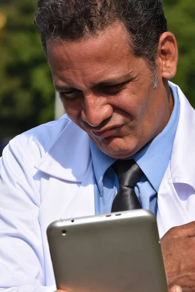 Confus Homme Médecin Hispanique Utilisant Tablette — Photo