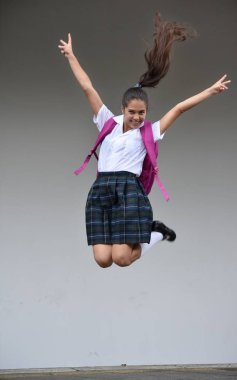 Heyecanlı genç kız öğrencinin atlama