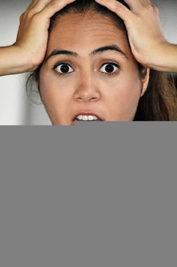 Sürpriz tatlı Kolombiyalı genç erkek