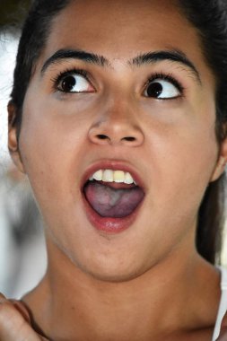 Bir fikir olan şirin Kolombiyalı kadın