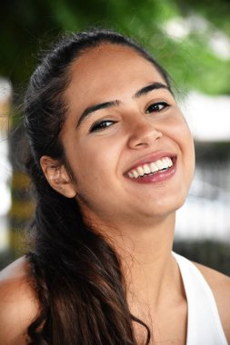 Heyecanlı şirin Kolombiyalı kadın