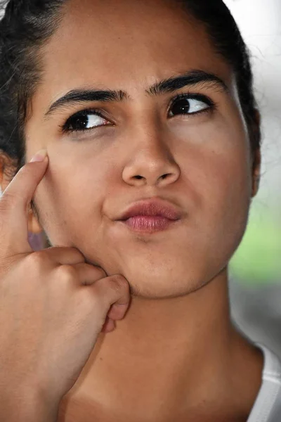 Doordachte Schattig Colombiaanse Vrouw — Stockfoto