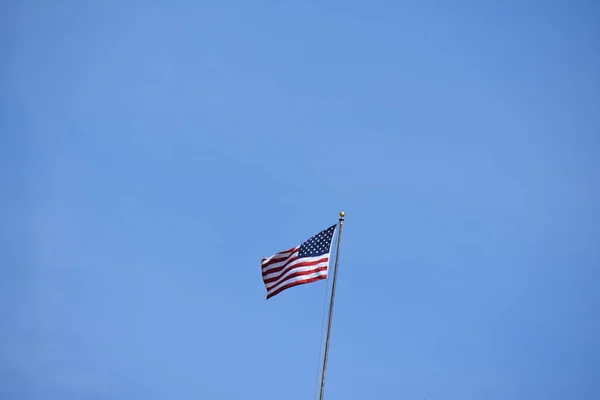 Amerikanische Flagge Isoliert Blauen Himmel — Stockfoto