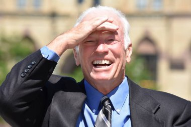 Takım elbise giymiş yetişkin üst düzey iş adam güneşli gün