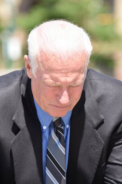 Yetişkin üst düzey iş yürütme ve takım elbise ve kravat giyen üzüntü