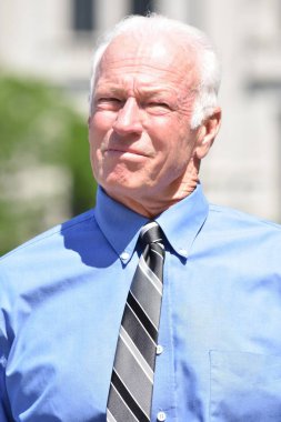 İş adamı portre kravat giyiyor