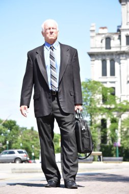 Ciddi yetişkin üst düzey işadamı duran