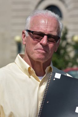 Heyecansız erkek öğretmen eğitimci defter ile