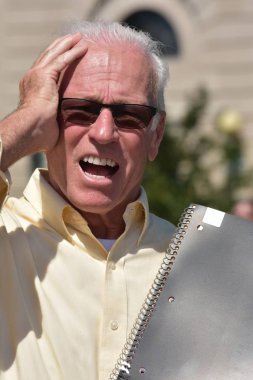 Stresli yetişkin eğitimci giyen güneş gözlüğü