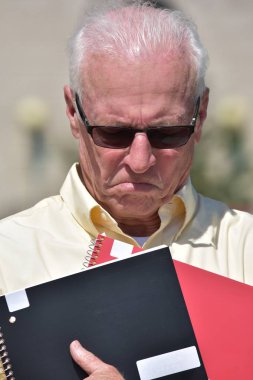 Erkek öğretmen ve güneş gözlüğü takıyor üzüntü