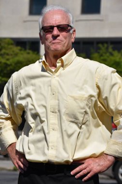 Ciddi komuta sizde giyen güneş gözlüğü