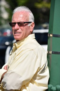 Eski erkek üst düzey yürüyüş gülümseyen