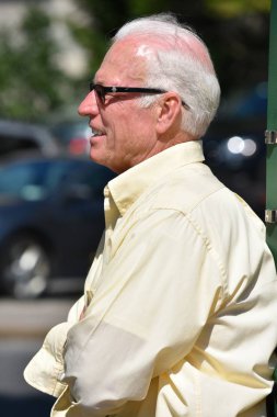 Erkek kıdemli ve mutluluk