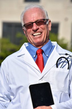 Yakışıklı erkek Doktor hastanede Tablet ile gülümseyen