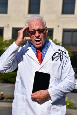 Endişeli yakışıklı kişi hastanede