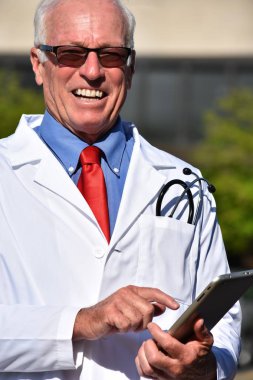 Yakışıklı kıdemli erkek Doktor hastanede önlük giyen gülümseyen