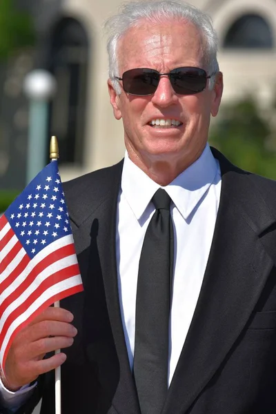 Ältester Männlicher Politiker Lächelt Anzug Mit Flagge — Stockfoto