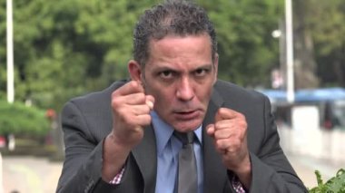 Kızgın yetişkin Latin asıllı işadamı