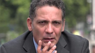 Yetişkin Latin asıllı işadamı ağlıyor